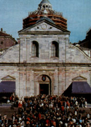Od 1578 r. całun przechowywany jest w katedrze w Turynie. Przedtem był w Lirey, dokąd przywieziono go prawdopodobnie z Konstantynopola.